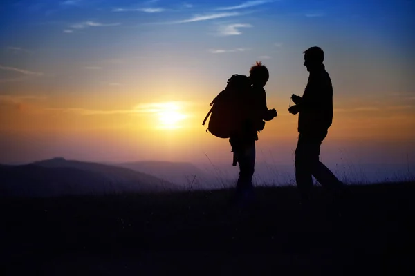 Silhouette de jeune couple — Photo