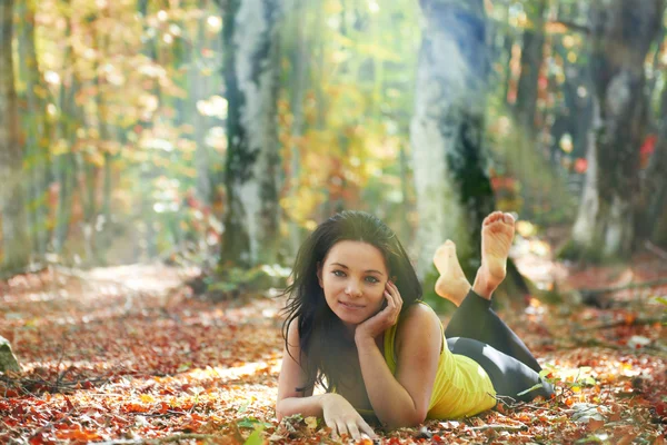 Menina bonita na floresta — Fotografia de Stock