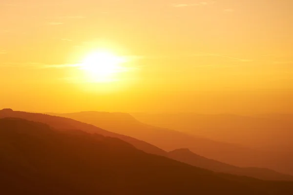 Belo pôr do sol nas montanhas . — Fotografia de Stock