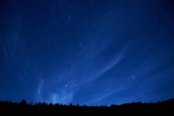 Ciel nocturne bleu foncé avec étoiles . — Photo