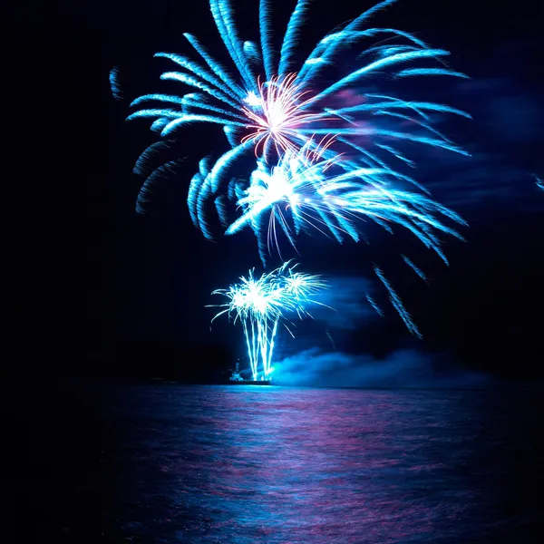 Farbenfrohes Weihnachtsfeuerwerk — Stockfoto