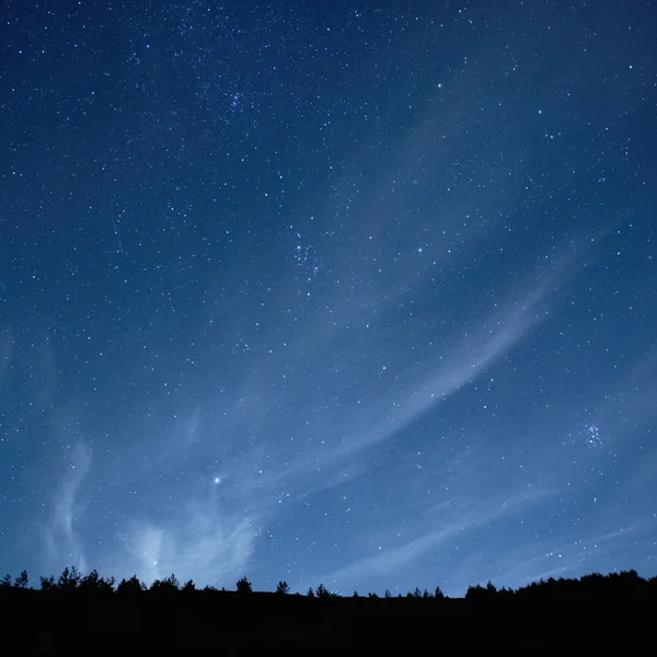 漆黑的夜晚星星的蓝天. 图库照片