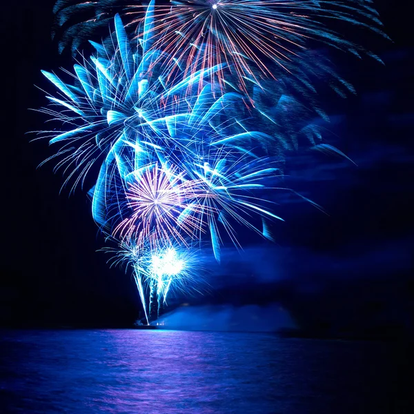 Coloridos fuegos artificiales navideños — Foto de Stock