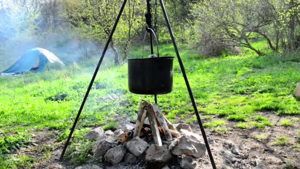 Grytan kokande i brand. öppen spis i skogen. — Stockvideo