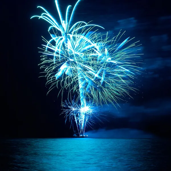 Coloridos fuegos artificiales navideños — Foto de Stock