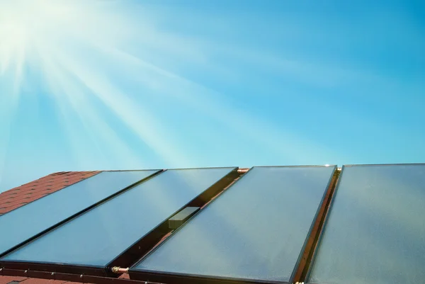 Zonnepanelen op het dak — Stockfoto