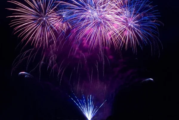 Fogos de artifício coloridos — Fotografia de Stock