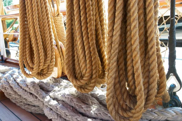 Яхти в мотузки і снасті — стокове фото
