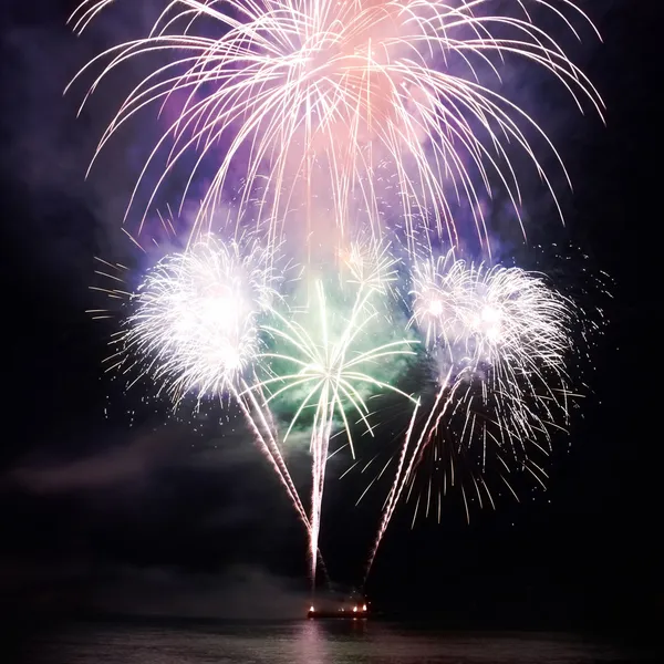 Fuegos artificiales coloridos — Foto de Stock