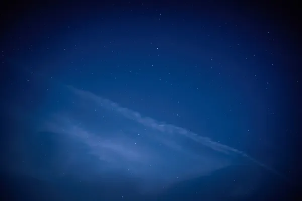 Cielo azul oscuro con estrellas — Foto de Stock
