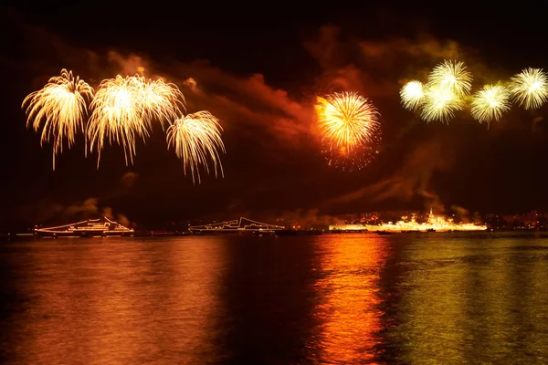 Fogos de artifício coloridos vermelhos — Fotografia de Stock