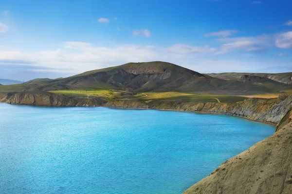 Porto di mare con acqua blu — Foto Stock