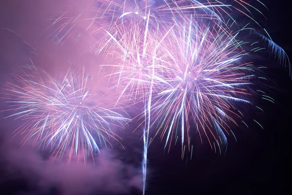 Fogos de artifício coloridos — Fotografia de Stock