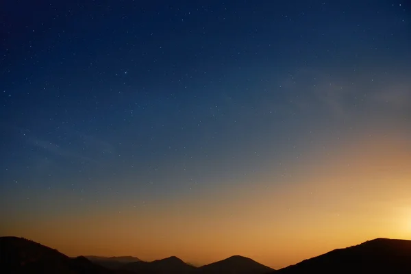 Puesta de sol sobre azul oscuro cielo nocturno — Foto de Stock