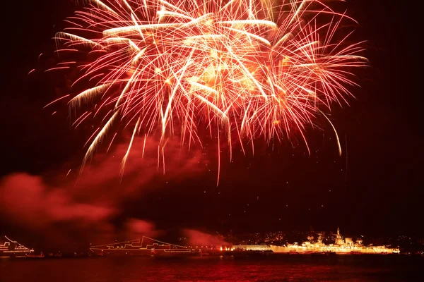 Rotes buntes Feuerwerk — Stockfoto
