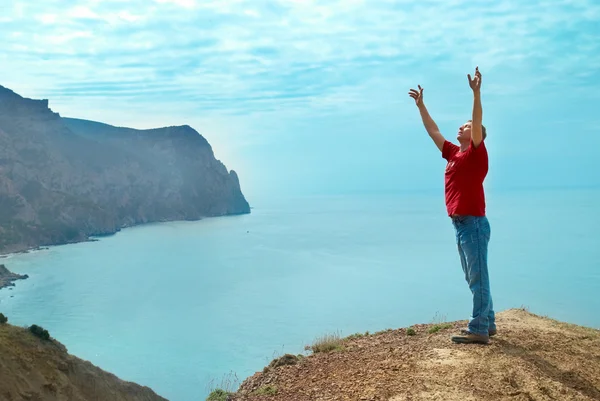 Happy man on the cliff — Stock Photo, Image