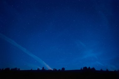 Mavi karanlık gece gökyüzüne yıldızlarla.