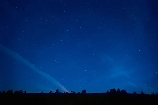 Blauer dunkler Nachthimmel mit Sternen. — Stockfoto