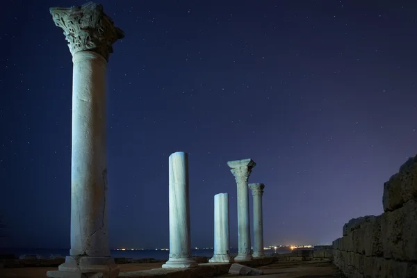 Rovine di antiche colonne della città sotto il cielo notturno — Foto Stock