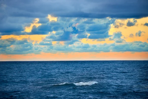 Big wave over colorful sunset — Stock Photo, Image