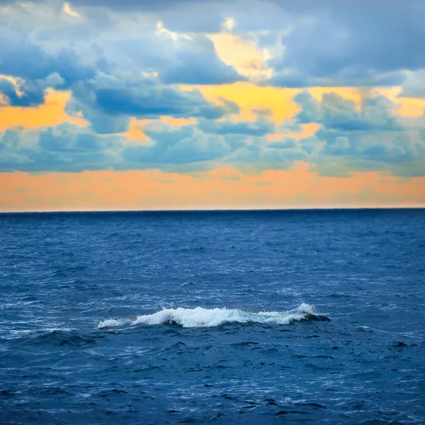 Grande vague sur le coucher de soleil coloré — Photo