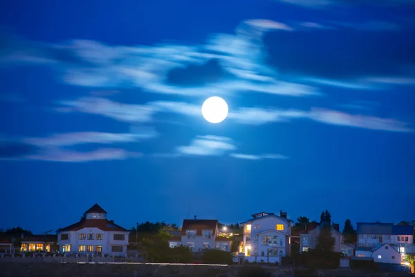 La lune au-dessus de la ville — Photo