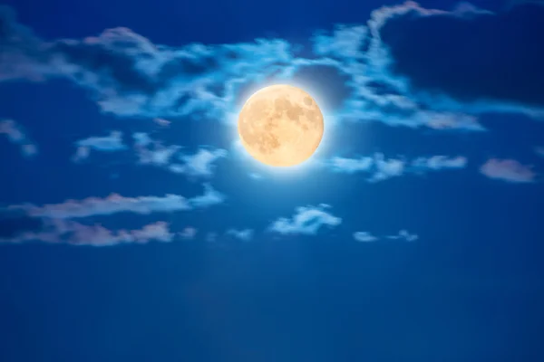 Большая луна на небе — стоковое фото