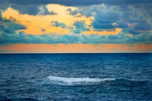 Grande Vague Sur Le Coucher De Soleil Coloré — Photo