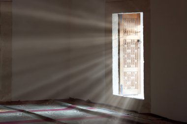 Açık kapıdan içeri giren ışık
