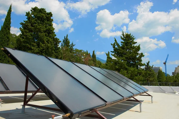 Painéis solares no telhado — Fotografia de Stock