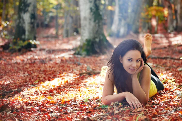 Mooi meisje in het forest — Stockfoto