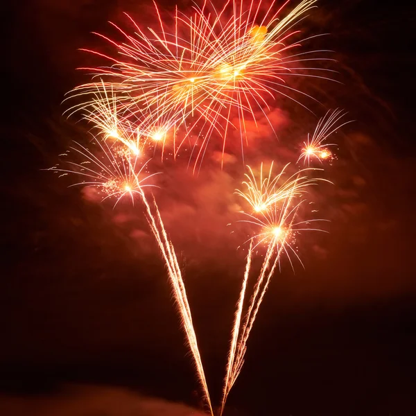 Fuegos artificiales coloridos rojos — Foto de Stock