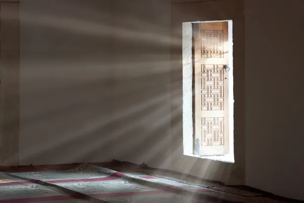 Açık kapıdan içeri giren ışık — Stok fotoğraf