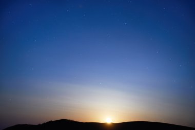 Mavi karanlık gece gökyüzüne yıldızlarla