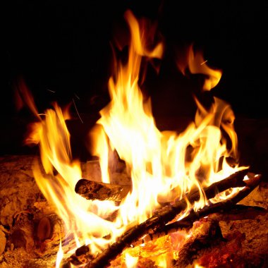 kırmızı parlak kamp ateşi