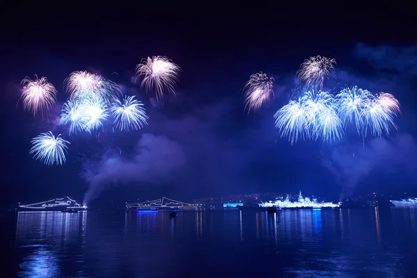 Fuegos artificiales coloridos — Foto de Stock