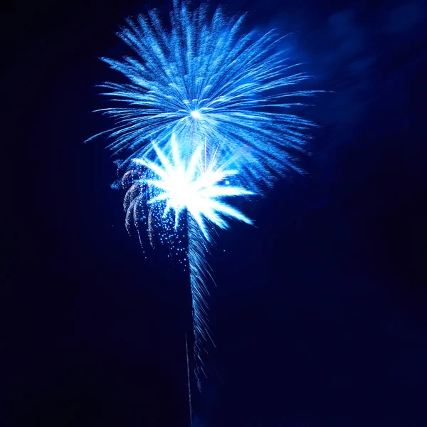 Синий красочный фейерверк — стоковое фото
