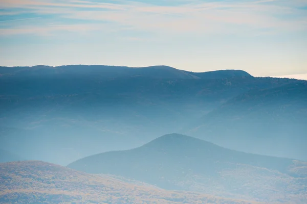 Gün batımı sırasında mavi dağlar — Stok fotoğraf