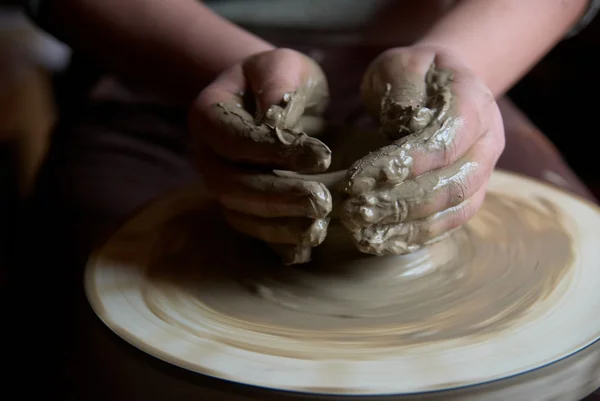 Mani che formano pentola di argilla — Foto Stock