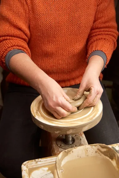 Hands forming clay pot — Stock Photo, Image