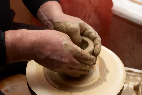 Ręce formowania gliny garnek — Zdjęcie stockowe