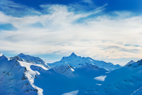 Montañas azules nevadas en las nubes — Foto de Stock