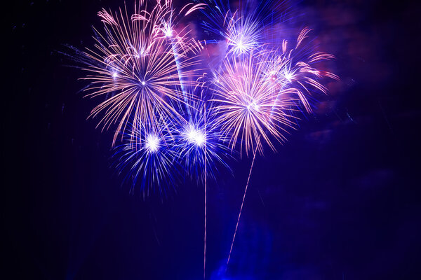 Синий красочный фейерверк
