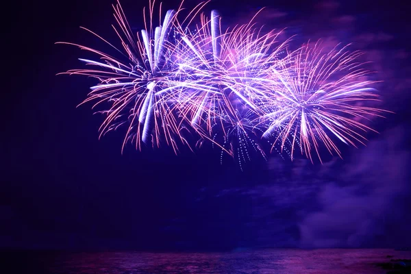 Fuegos artificiales de colores azules —  Fotos de Stock