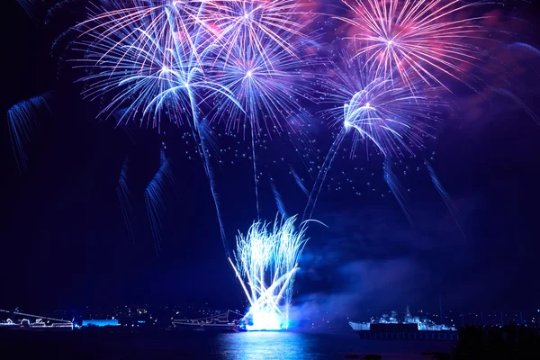 Fogos de artifício coloridos azuis — Fotografia de Stock