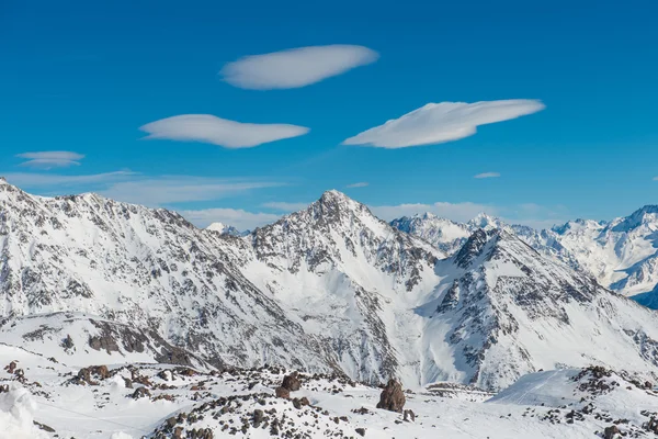 Montagne innevate blu nelle nuvole — Foto Stock