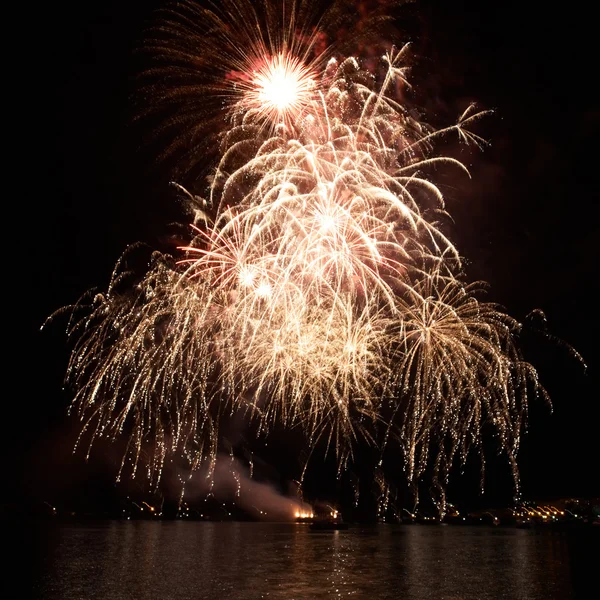 Fuegos artificiales coloridos — Foto de Stock