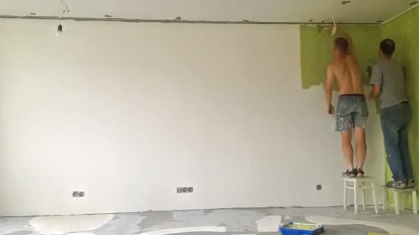 Twee mannen schilderij een muur — Stockvideo