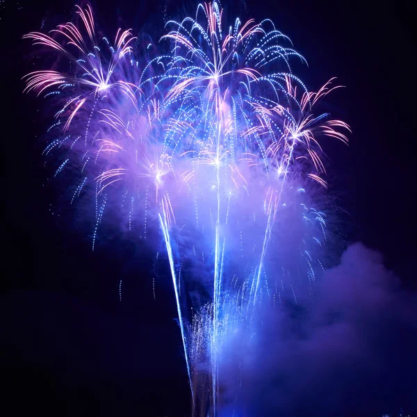 Kleurrijke vuurwerk — Stockfoto