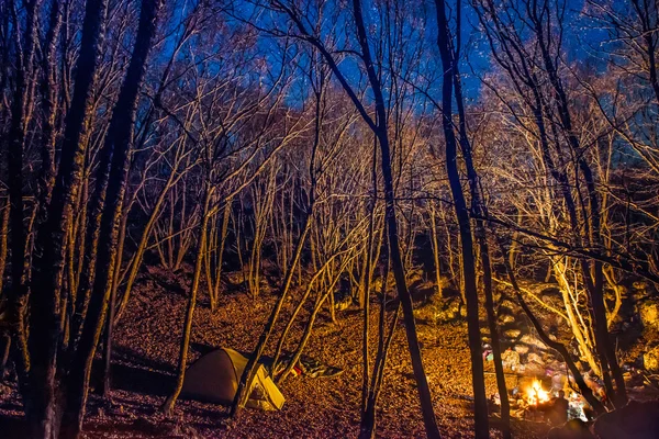 Tente éclairée par un feu de camp — Photo